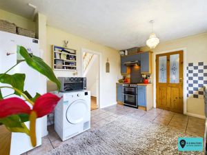 Kitchen/Breakfast Room- click for photo gallery